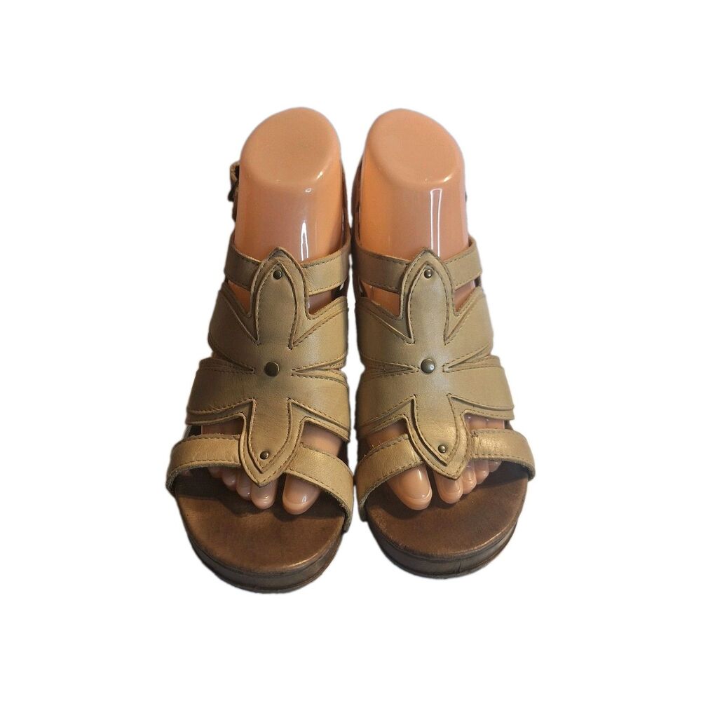 Dansko Tan Leather Flower With Studs Plataform Shoes.  Size 39 US  8.5/9